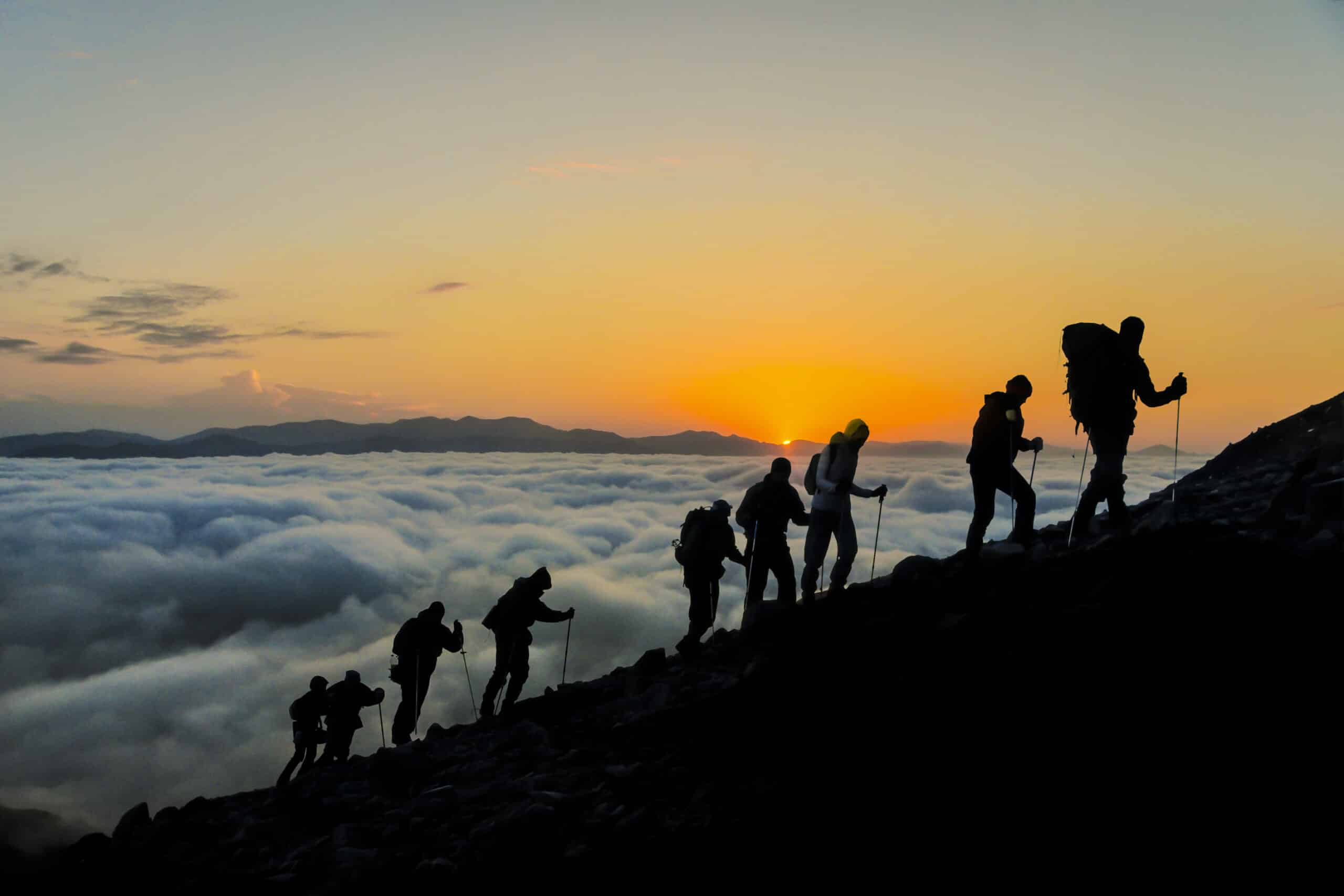 Silhouetten von Wanderern als Metapher zur Mitarbeiteraktivierung