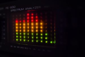 Ausschläge auf einem Audiosystem als Metapher für inverse Liquiditätsrisikostresstests (ILS)