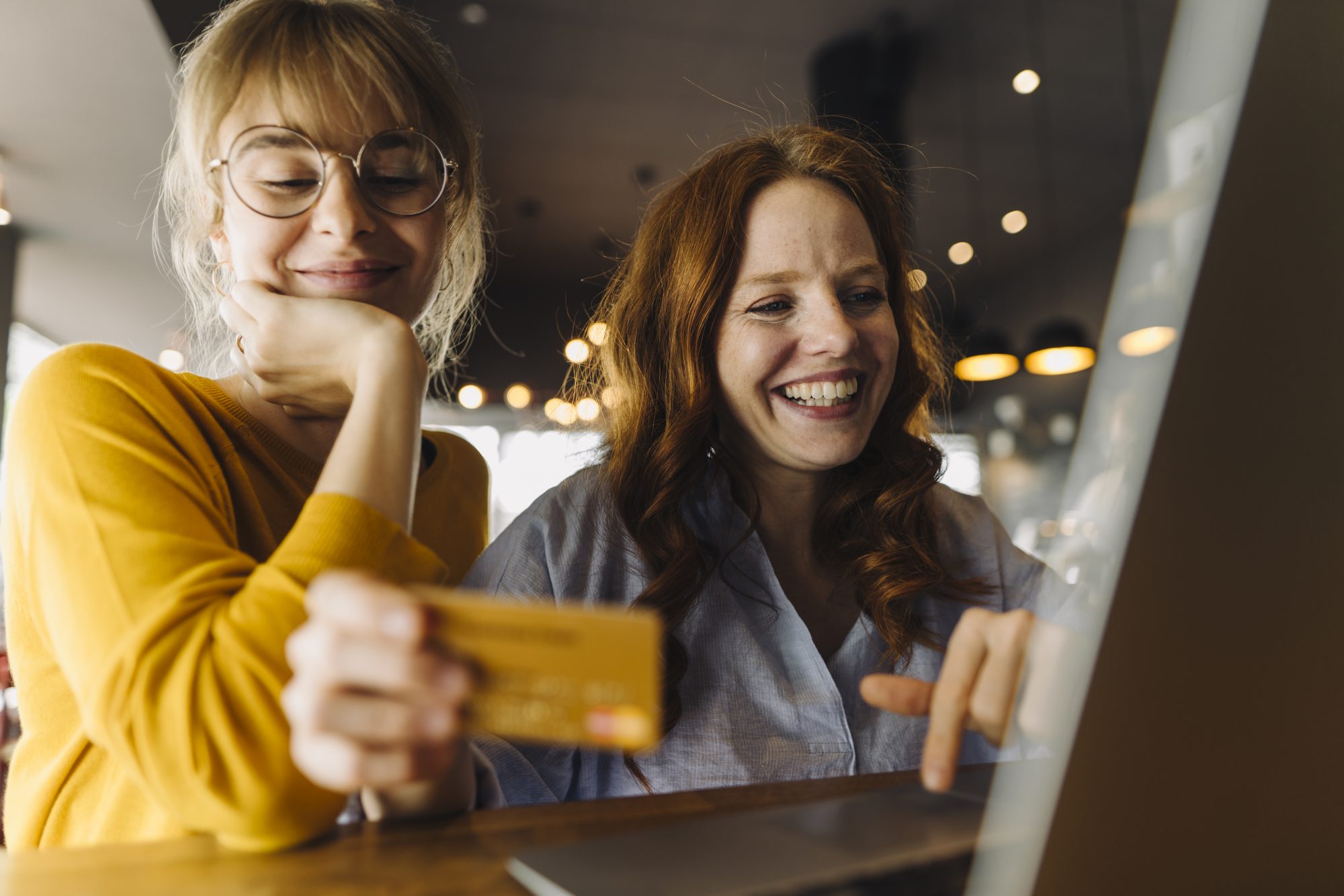 Zwei Frauen beim Onlineshopping als Metapher für den Artikel "Zahlungsverkehr – Geschäftsmodell als Payment-Service-Provider / Interview mit Ralf Gladis, Founder and Managing Director von Computop"