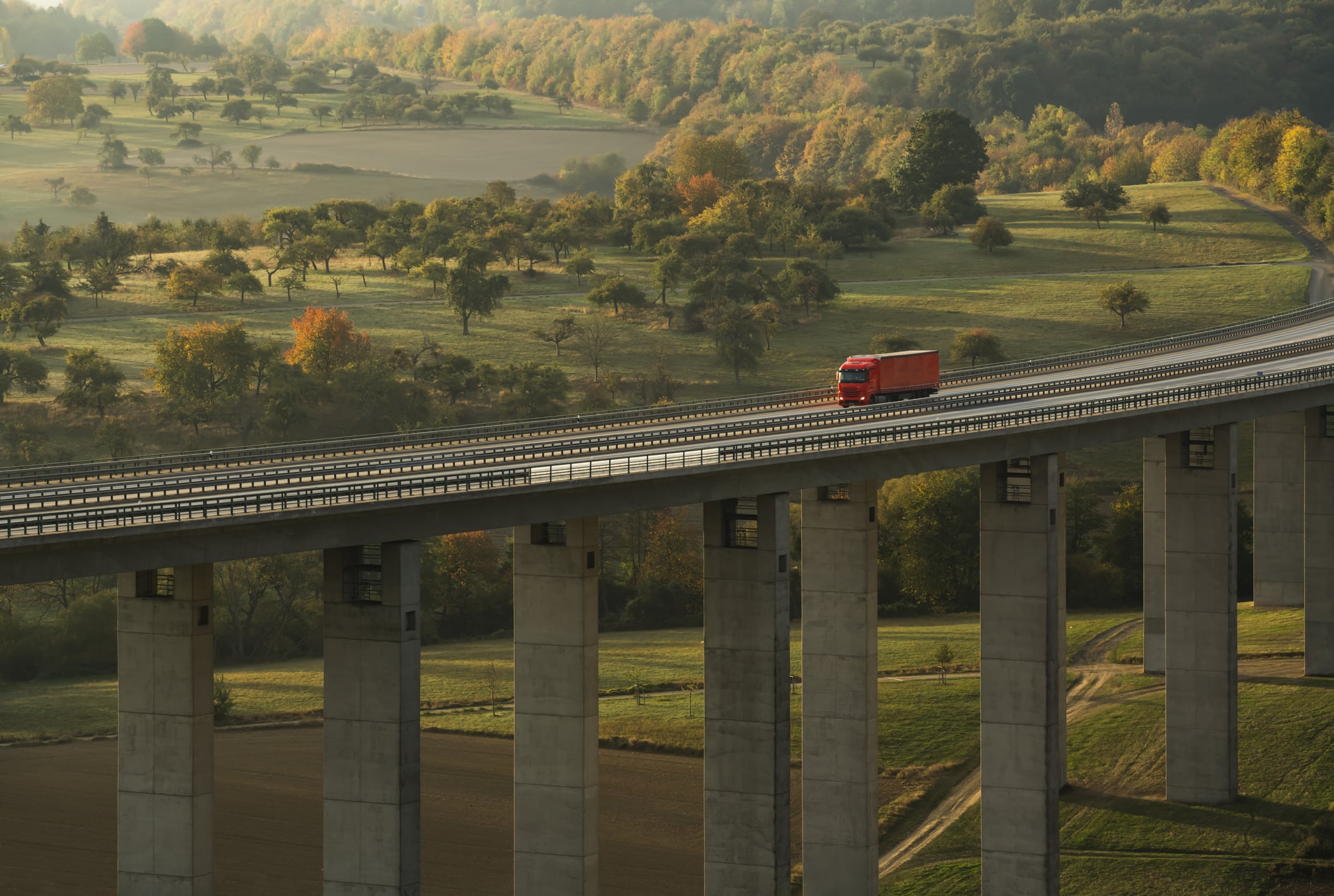 LKW auf der Vinxtbachtalbrücke als Metapher für das Lieferkettensorgfaltspflichtengesetz – Auswirkungen für Banken